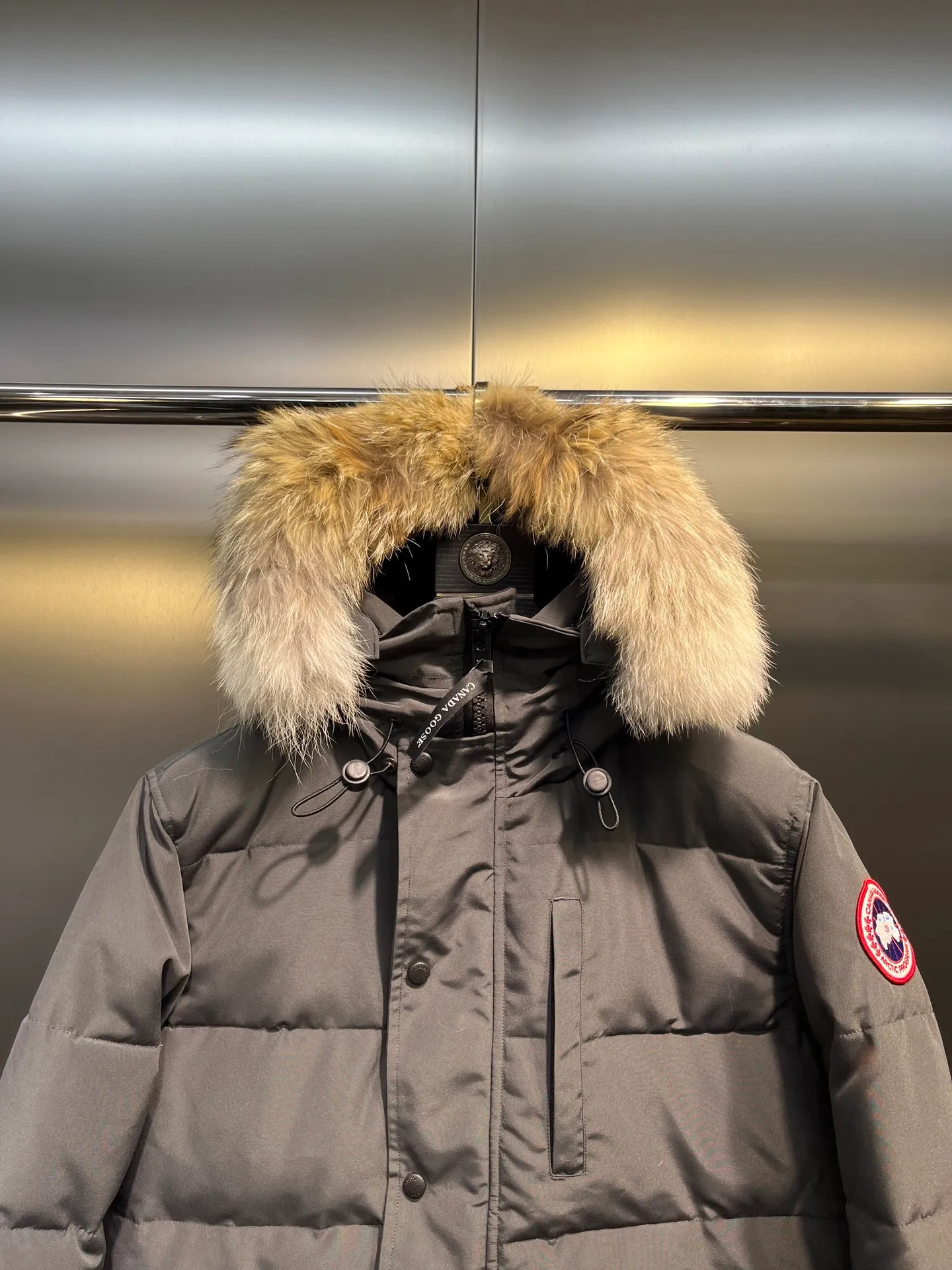 P860 Canada Goose 14 models Canada Goose🌟 Natural Siberian coyote fur collar, the delicate and strong feel, is the sense of life that comes from the erosion of natural wind and frost! Authentic version! All the details are in place! The fabric is made of high-density nano-level waterproof fabric, which is windproof and wear-resistant, and has a certain thickness! The down is 90% national standard white duck down, which can be taken for testing. It uses an imported down flushing machine for accurate down flushing! The grams are guaranteed to be the same. It will not be like the hand racing in small workshops, resulting in more velvet here and less velvet there. The zipper is the YKK brand used by Canada Goose! Smooth and comfortable on both sides! In order to prevent cold wind from pouring in, a double closure design is adopted. On the premise of the traditional zipper fly, a secondary closure with large military buttons is used to bring better warmth retention effect. It retains the classic hooded design and uses super large luxurious wolf fur to protect against wind and cold! The fur collar is removable! It doesn’t matter how low the temperature is this winter, a big goose suit is enough. I’ll give you the wind and temperature!  Size: s-xxl